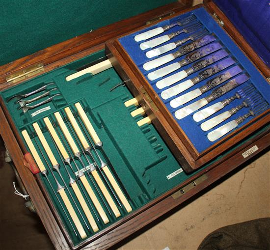 Part plated service of thread pattern flatware, in oak canteen, and a fruit set